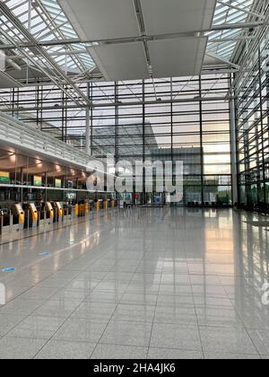 vider la zone d'enregistrement du terminal 2 de l'aéroport fjs de munich pendant la pandémie de couronne de 2021 Banque D'Images