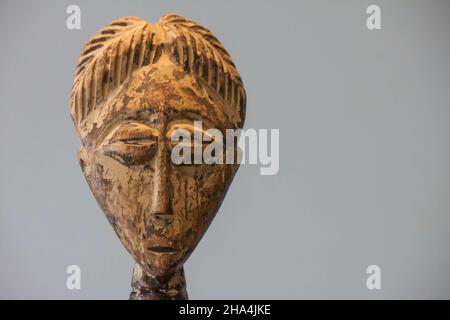 SCHOTE, BELGIQUE - 01 novembre 2021 : un gros plan du masque en bois de la tribu africaine. Banque D'Images