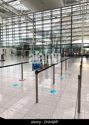 vider la zone d'enregistrement du terminal 2 de l'aéroport fjs de munich pendant la pandémie de couronne de 2021 Banque D'Images