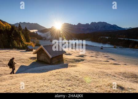 lever du soleil à geroldsee en automne, grange de foin, givre de houar sur les prés de bosse, montagnes de karwendel, klais, pays de werdenfelser, bavière, allemagne Banque D'Images