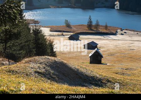 grange de foin à geroldsee, houarfrost sur les prés à bosse près de klais, werdenfelser pays, bavière, allemagne Banque D'Images