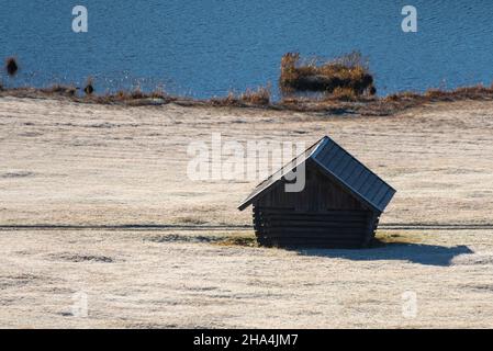 grange de foin à geroldsee, houarfrost sur les prés à bosse près de klais, werdenfelser pays, bavière, allemagne Banque D'Images