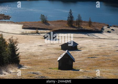 grange de foin à geroldsee, houarfrost sur les prés à bosse près de klais, werdenfelser pays, bavière, allemagne Banque D'Images