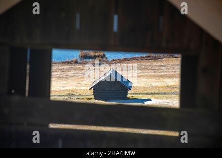 grange de foin à geroldsee, houarfrost sur les prés à bosse près de klais, werdenfelser pays, bavière, allemagne Banque D'Images