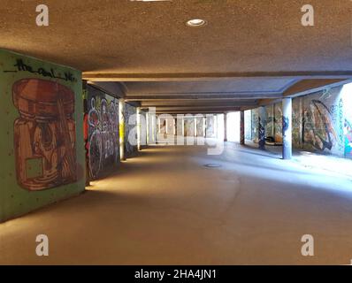 tunnel. en 2011, loomit, l'artiste de rue le plus célèbre de munich, a invité des artistes internationaux à concevoir le passage souterrain piétonnier et cycliste sous l'ange de la paix. Banque D'Images