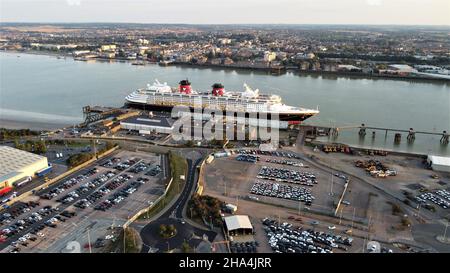 Photographie aérienne du bateau de croisière Disney The Disney Magic au terminal de croisière de Londres à Tilbury Docks à Tilbury Essex. Banque D'Images