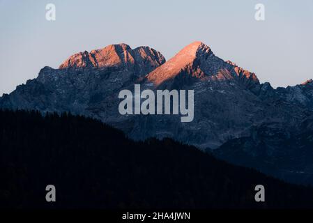 vue de geroldsee aux montagnes de wetterstein avec alpspitze au coucher du soleil, haute-bavière, bavière, allemagne Banque D'Images