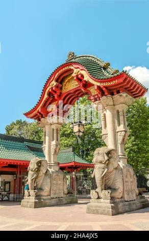 Porte d'éléphant du zoo de Berlin à l'entrée de la Budaapester Strasse, Allemagne Banque D'Images