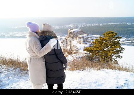 Les femmes qui s'embrasent se tiennent devant les White Rocks sur la rivière Belaya Banque D'Images
