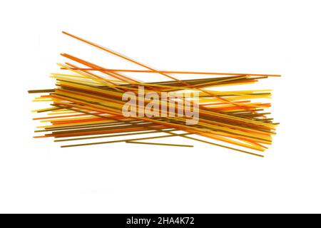 longues pâtes multicolores, spaghetti aromatisés isolés sur fond blanc.Pâtes de fettuccine sèches non cuites attachées dans un paquet isolé sur un backgrou blanc Banque D'Images