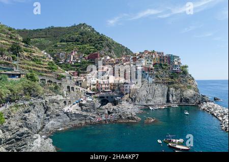 belle vue sur la ville de manarola. est l'un des cinq célèbres villages colorés du parc national des cinque terre en italie, suspendu entre mer et terre sur des falaises abruptes. région de ligurie en italie. Banque D'Images