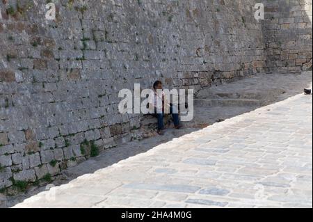 château venetial de fortezza construit sur une colline appelée paleokastro au bord de la mer au coeur de la ville pittoresque de rethymno, île de crète, grèce Banque D'Images