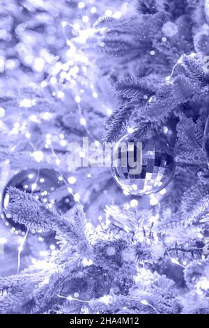 Miroir de Noël boule disco avec sapin rose et guirlande. Banque D'Images