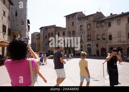 vieille rue de san gimignano, toscane, italie. san gimignano est une ville médiévale typique de toscane en italie. Banque D'Images