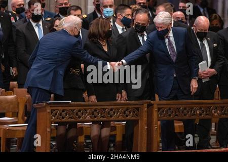 Washington, États-Unis d'Amérique.10th décembre 2021.Le président des États-Unis Joe Biden tremble la main avec l'ancien président des États-Unis Bill Clinton alors qu'ils assistent aux funérailles de l'ancien sénateur américain Bob Dole (républicain du Kansas) à la cathédrale nationale de Washington à Washington, DC, le vendredi 10 décembre 2021.Credit: Ron Sachs/CNP/Sipa USA Credit: SIPA USA/Alay Live News Banque D'Images