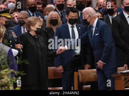 Washington, États-Unis d'Amérique.10th décembre 2021.Le président des États-Unis Joe Biden salue l'ancienne sénatrice américaine Elizabeth Dole (républicaine de Caroline du Nord) lorsqu'elle arrive pour les funérailles de son mari, l'ancien sénateur américain Bob Dole (républicaine du Kansas) à la cathédrale nationale de Washington à Washington, DC, le vendredi 10 décembre 2021.Credit: Ron Sachs/CNP/Sipa USA Credit:SIPA USA/Alamy Live News Banque D'Images