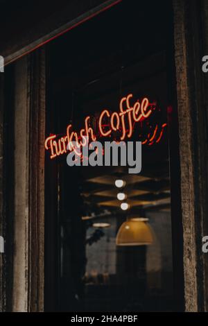 Panneau rouge néon sur la fenêtre d'un café turc Banque D'Images