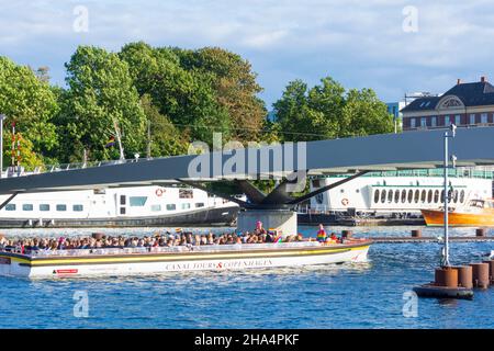 Copenhague, Koebenhavn: Pont de Lille Langebro à l'arrière-port pour les cyclistes, l'arrière-port, bateau à l'événement LGBT, en , Zélande, Sealand, Sjaelland,Denm Banque D'Images