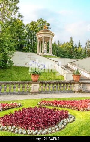 Jardin en terrasse et temple de Vénus sur le parterre d'eau dans le parc du palais de Linderhof, Ettal, Bavière, Allemagne Banque D'Images