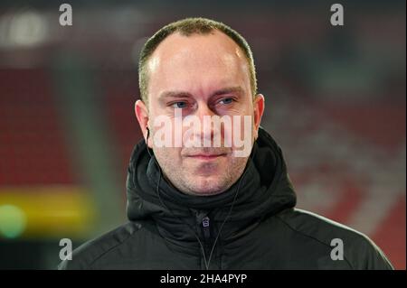 Ratisbonne, Allemagne.10th décembre 2021.Football: 2.Bundesliga, Jahn Regensburg - Werder Bremen, Matchday 17, Jahnstadion Regensburg.L'entraîneur Ole Werner de Werder se trouve dans le stade avant le match.Crédit : Armin Weigel/dpa - REMARQUE IMPORTANTE :Conformément aux règlements de la DFL Deutsche Fußball Liga et/ou de la DFB Deutscher Fußball-Bund, il est interdit d'utiliser ou d'avoir utilisé des photos prises dans le stade et/ou du match sous forme de séquences et/ou de séries de photos de type vidéo./dpa/Alay Live News Banque D'Images