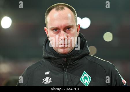 Ratisbonne, Allemagne.10th décembre 2021.Football: 2.Bundesliga, Jahn Regensburg - Werder Bremen, Matchday 17, Jahnstadion Regensburg.L'entraîneur Ole Werner de Werder se trouve dans le stade avant le match.Crédit : Armin Weigel/dpa - REMARQUE IMPORTANTE :Conformément aux règlements de la DFL Deutsche Fußball Liga et/ou de la DFB Deutscher Fußball-Bund, il est interdit d'utiliser ou d'avoir utilisé des photos prises dans le stade et/ou du match sous forme de séquences et/ou de séries de photos de type vidéo./dpa/Alay Live News Banque D'Images