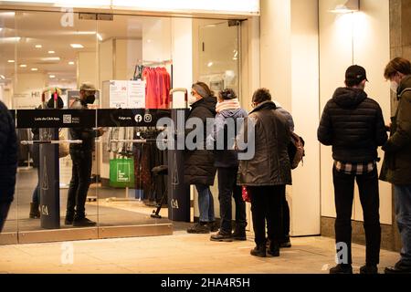 Le vendeur vérifie la carte de vaccination.Les gens font du shopping à Munich, en Allemagne, le 10 décembre 2021.Depuis décembre 8, il y a la règle de 2G, ce qui signifie qu'on doit être vacciné contre le coronavirus ou récupéré du covid-19.(Photo par Alexander Pohl/Sipa USA) crédit: SIPA USA/Alay Live News Banque D'Images