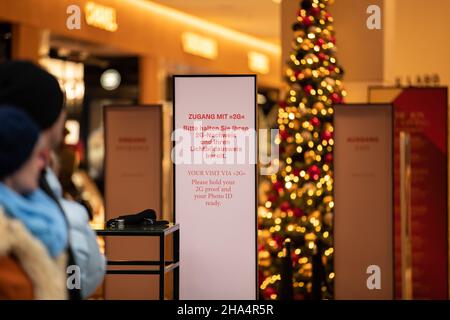 Le vendeur vérifie la carte de vaccination.Les gens font du shopping à Munich, en Allemagne, le 10 décembre 2021.Depuis décembre 8, il y a la règle de 2G, ce qui signifie qu'on doit être vacciné contre le coronavirus ou récupéré du covid-19.(Photo par Alexander Pohl/Sipa USA) crédit: SIPA USA/Alay Live News Banque D'Images