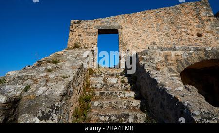 grèce,iles grecques,iles ioniennes,kefalonia,agios georgios château complexe,byzantine,16th siècle,capitale kefalonia jusqu'en 1757,beau temps,ciel bleu sans nuages,escaliers qui se terminent dans une porte vide,ciel bleu derrière,vue grand angle de dessous Banque D'Images