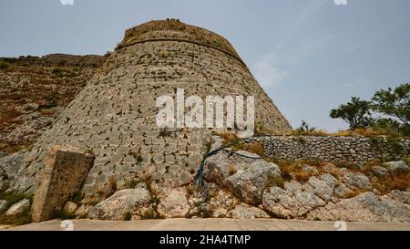 grèce,iles grecques,iles ioniennes,kefalonia,agios georgios château complexe,byzantine,16th siècle,capitale kefalonia jusqu'en 1757,temps nuageux,humeur sombre,vue grand angle,tour ronde gigantesque à côté de la porte d'entrée Banque D'Images