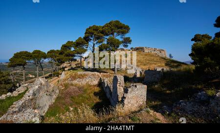 grèce,iles grecques,iles ioniennes,kefalonia,agios georgios château complexe,byzantine,16th siècle,capitale kefalonia jusqu'en 1757,beau temps,ciel bleu sans nuages,vue sur les murs de la forteresse et les arbres aux ruines du château dans le château Banque D'Images