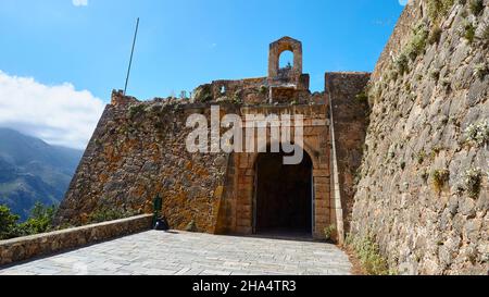 grèce,iles grecques,iles ioniennes,kefalonia,assos,place sur la côte ouest,forteresse vénitienne,porte forteresse,murs massifs,ciel bleu avec nuages,gros plan Banque D'Images