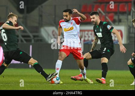 Ratisbonne, Allemagne.10th décembre 2021.Football: 2.Bundesliga, Jahn Regensburg - Werder Bremen, Matchday 17, Jahnstadion Regensburg.Sarpreet Singh de Regensburg (M) lutte pour le ballon avec Christian Groß de Werder (l) et Anthony Jung de Werder.Crédit : Armin Weigel/dpa - REMARQUE IMPORTANTE :Conformément aux règlements de la DFL Deutsche Fußball Liga et/ou de la DFB Deutscher Fußball-Bund, il est interdit d'utiliser ou d'avoir utilisé des photos prises dans le stade et/ou du match sous forme de séquences et/ou de séries de photos de type vidéo./dpa/Alay Live News Banque D'Images