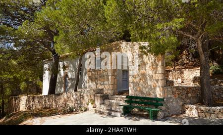 grèce,iles grecques,iles ioniennes,kefalonia,assos,place sur la côte ouest,forteresse vénitienne,jusqu'à la forteresse,chapelle par le côté de chemin,arbres à gauche et à droite Banque D'Images