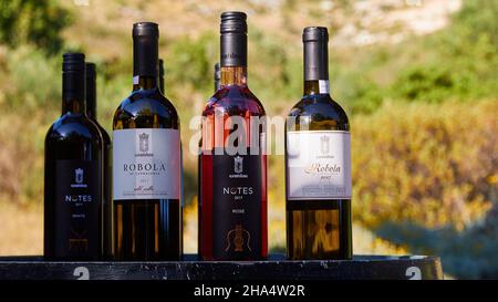 grèce,iles grecques,iles ioniennes,kefalonia,cave,gentilini,dégustation de vin,bouteilles de vin alignées,rouge,blanc et rose –© Banque D'Images