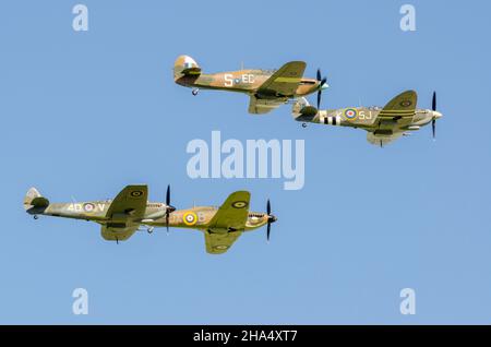 Formation d'avions de chasse Spitfire et Hurricane pour le vol anniversaire de la bataille d'Angleterre de 75th à l'aérodrome de Goodwood, anciennement RAF Westhammpnet. Banque D'Images