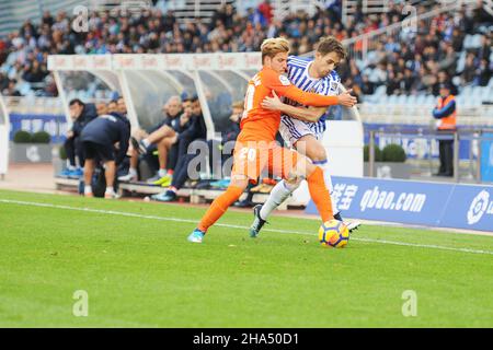 Adnan Januzaj, le milieu de terrain de Real Sociedad, vie le ballon avec le joueur de Valence (Credit image: © Julen Pascual Gonzalez) Banque D'Images