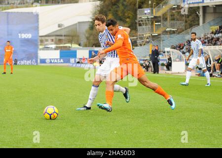 Adnan Januzaj, le milieu de terrain de Real Sociedad, vie le ballon avec le joueur de Valence (Credit image: © Julen Pascual Gonzalez) Banque D'Images