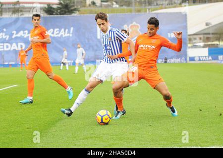 Adnan Januzaj, le milieu de terrain de Real Sociedad, vie le ballon avec le joueur de Valence (Credit image: © Julen Pascual Gonzalez) Banque D'Images