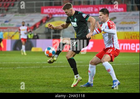 Ratisbonne, Allemagne.10th décembre 2021.Football: 2.Bundesliga, Jahn Regensburg - Werder Bremen, Matchday 17, Jahnstadion Regensburg.Niclas Füllkrug de Werder et Jan Elvedi de Regensburg se battent pour le ballon.Crédit : Armin Weigel/dpa - REMARQUE IMPORTANTE :Conformément aux règlements de la DFL Deutsche Fußball Liga et/ou de la DFB Deutscher Fußball-Bund, il est interdit d'utiliser ou d'avoir utilisé des photos prises dans le stade et/ou du match sous forme de séquences et/ou de séries de photos de type vidéo./dpa/Alay Live News Banque D'Images