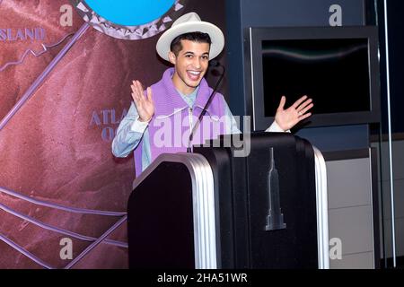 New York, NY, États-Unis.10th décembre 2021.Le Cast of Chère Evan Hansen, Jordan Fisher à l'éclairage cérémonial de l'Empire State Building à l'occasion de l'anniversaire du showÕs 5th et de sa réouverture à Broadway après une pause de 21 mois à l'Empire State Building.Crédit : Steve Mack/Alay Live News Banque D'Images