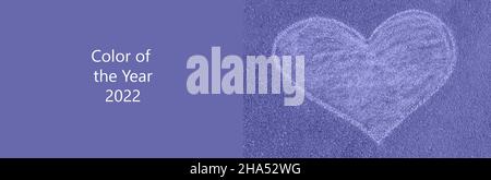 Dessins d'enfants sur l'asphalte avec craie. Très peri, couleur de l'année, 2022, bleu, violet, Focus sélectif. Nature. Banque D'Images