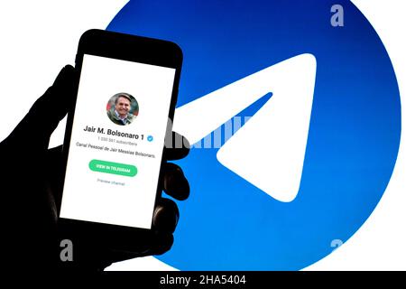 Barcelone, Catalogne, Espagne.9th décembre 2021.Dans cette photo, une chaîne de télégramme de Jair Bolsonaro, président du Brésil, vue sur un smartphone avec un logo Telegram en arrière-plan.(Image de crédit : © Thiago Prudencio/DAX via ZUMA Press Wire) Banque D'Images