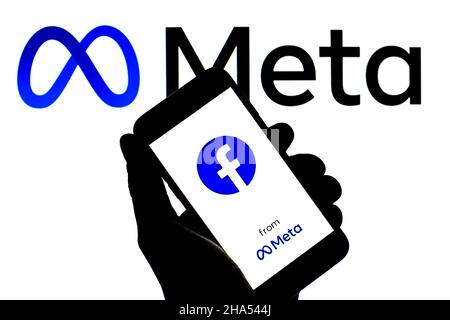 Barcelone, Catalogne, Espagne.9th décembre 2021.Dans cette illustration, un logo Facebook et Meta apparaît sur un smartphone avec un logo Meta en arrière-plan.(Image de crédit : © Thiago Prudencio/DAX via ZUMA Press Wire) Banque D'Images