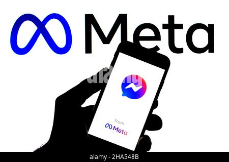 Barcelone, Catalogne, Espagne.9th décembre 2021.Dans cette illustration, un logo Facebook Messenger et Meta apparaît sur un smartphone avec un logo ''” en arrière-plan.(Image de crédit : © Thiago Prudencio/DAX via ZUMA Press Wire) Banque D'Images