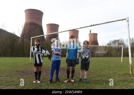 Les garçons jouant au football près d'Ironbridge Power Station 2019 Picture By DAVID BAGNALL Banque D'Images