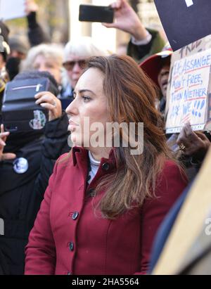 Londres, Royaume-Uni.10th décembre 2021.L'épouse de Julian Assange, Stella Moris, vue devant le tribunal après la décision rendue devant les cours royales de justice.les États-Unis ont remporté un appel pour extrader le fondateur de Wikileaks, Julian Assange, du Royaume-Uni.(Photo de Thomas Krych/SOPA Images/Sipa USA) crédit: SIPA USA/Alay Live News Banque D'Images