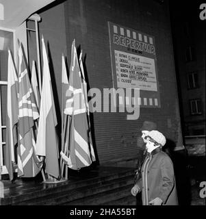 Varsovie, 1969-12-09.Première W kinie Skarpa filmu Bitwa o Angliê, wyœwietlanego W ramach Tygodnia Filmów Angielskich.Przybyli m.in. Re¿yser Lindsay Anderson, Susannah York, John Box oraz przewodnicz¹cy Zrzeszenia Producentów Filmowych Alexander Filson.wejœcie do kina Skarpa, afisz z repertuarem przegl¹du. kw PAP/Henryk RosiakVarsovie, le 9 décembre 1969.Première de la bataille d'Angleterre au cinéma Skarpa dans le cadre de la semaine du film britannique.Étaient présents le réalisateur Lindsay Anderson, Susannah York, John Box et le président de la film Producer Association Alexander Filson.Image Banque D'Images