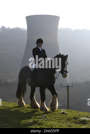 L'équitation comme le paysage rural rencontre l'industrie urbaine Grande-Bretagne Royaume-Uni 2019 collection d'images par David Bagnall Photography.Photo de DAVID BAGNALL Banque D'Images