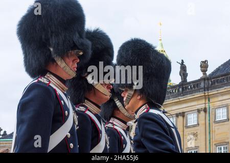 Copenhague, Koebenhavn: Garde royale, changement de la garde devant le palais Amalienborg, fusil M16, en , Zélande, Sealand,Sjaelland, Danemark Banque D'Images