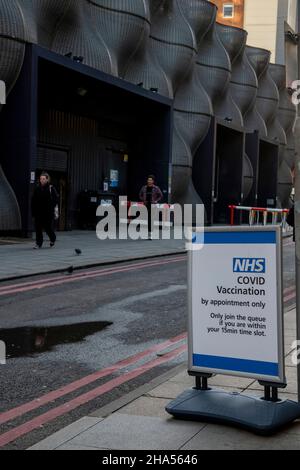 Panneau indiquant le centre de vaccination près du London Bridge.Avec l'augmentation des cas d'Omicron, les gens ont été invités à obtenir une vaccination de rappel Banque D'Images